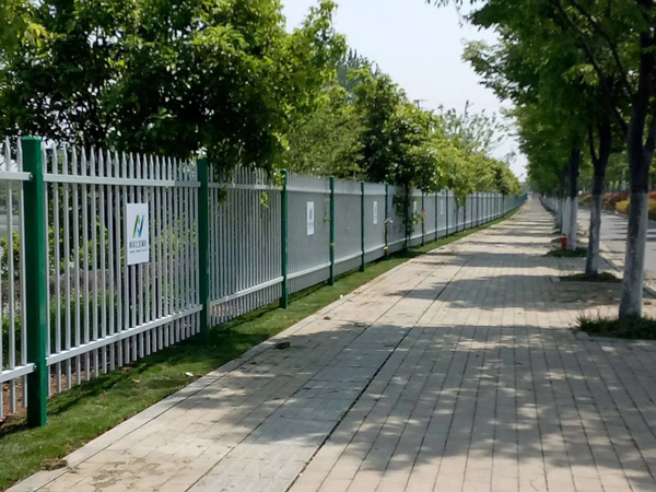 鋅鋼護(hù)欄安裝