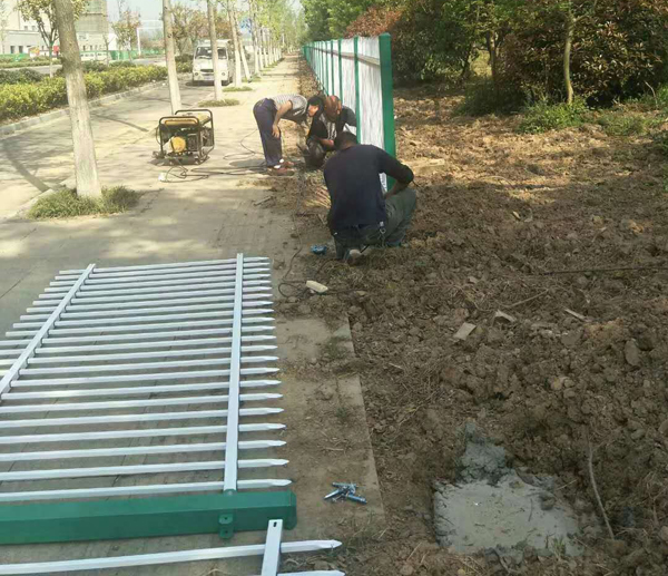 鋅鋼護(hù)欄安裝