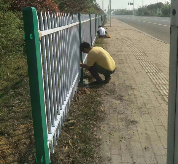 鋅鋼護(hù)欄安裝