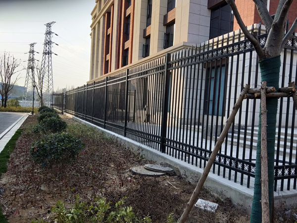 鋅鋼護(hù)欄安裝