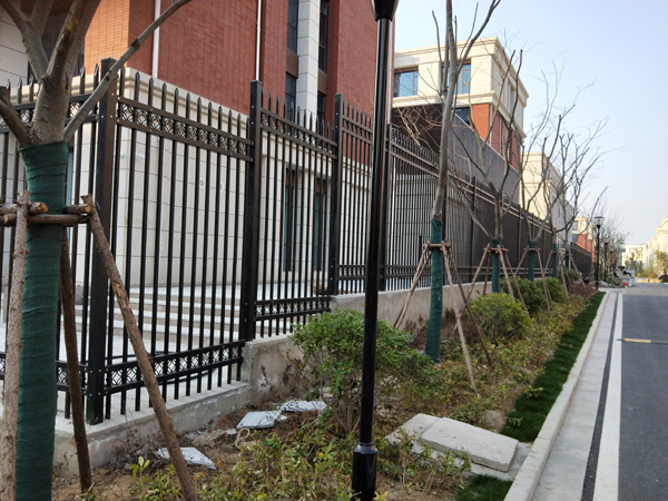 鋅鋼護(hù)欄安裝