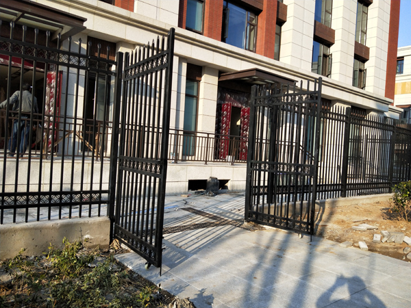 鋅鋼護(hù)欄安裝